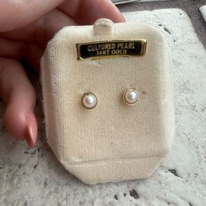 Cultured pearl with 14k gold halo